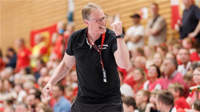 Horneburgs Halle bebt: Mit einem Sieg ins Rückspiel um den DHB-Pokal Die erste Halbzeit war ganz nach seinem Geschmack: Trainer Stefan Hagedorn sah bis zum 21:13 zur Pause ein temporeiches Spiel, bei dem sein Konzept aufging.