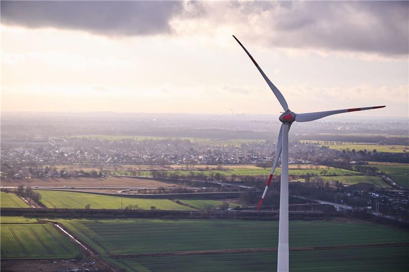 Die erste Kilowattstunde Strom soll vom Windpark Krummendeich im Mai ins Netz eingespeist werden. Symbolfoto: dpa