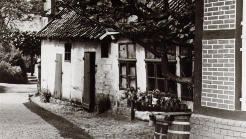 Die erste Werkstatt von Opel Brunsen 1906 in einem Stallanbau im Denkmalsweg.