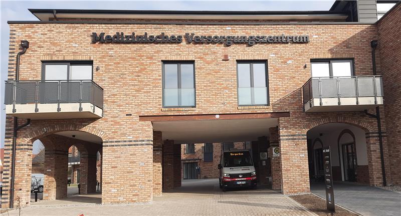 Die erste überdachte Haltestelle für den Harsefelder Bürgerbus: Ab 3. März wird das neue Medizinische Versorgungszentrum in der Ortsmitte angefahren.