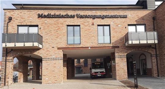 Die erste überdachte Haltestelle für den Harsefelder Bürgerbus: Ab 3. März wird das neue Medizinische Versorgungszentrum in der Ortsmitte angefahren.