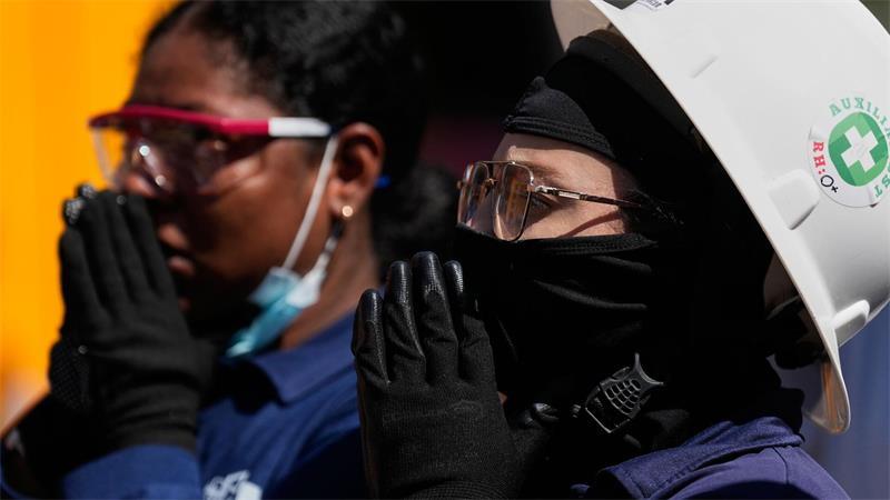 Weiter Hoffnung auf Überlebende in Kolumbien - Zeit drängt Die ersten 72 Stunden sind laut Experten entscheidend, um noch Überlebende bergen zu können.