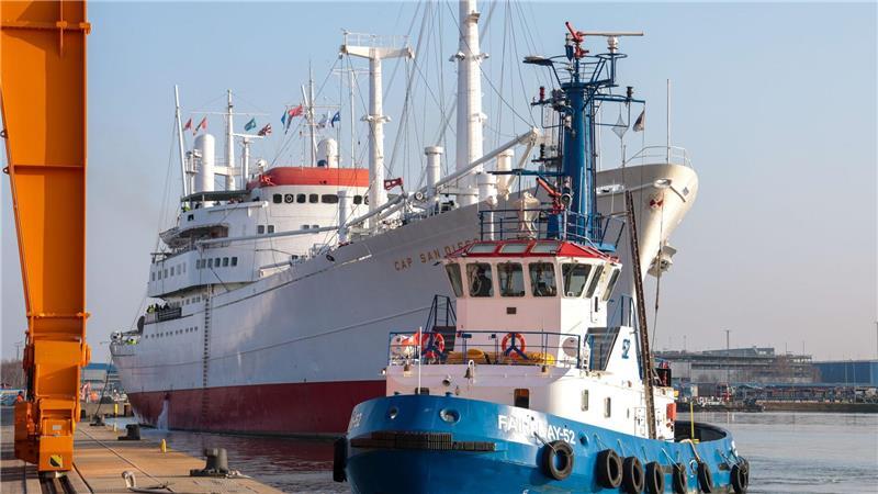 Die ersten Arbeiten erfolgen an der Kaje, später geht es ins Trockendock.