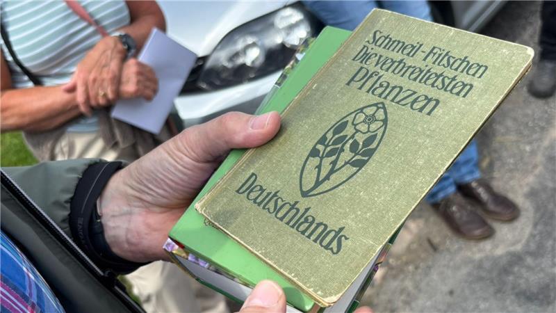 Der Steve Jobs der Botanik: Auf den Spuren von Jost Fitschen Die ersten Auflagen des Schmeil-Fitschen waren noch sehr dünn. Das Buch ist heute bereits in der 98. Auflage erschienen.