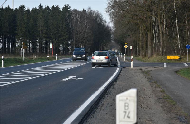 Die ersten Autofahrer sind seit Dienstagnachmittag wieder auf der Bundesstraße 74 – hier die Abfahrt nach Schwinge – unterwegs. Foto: Beneke