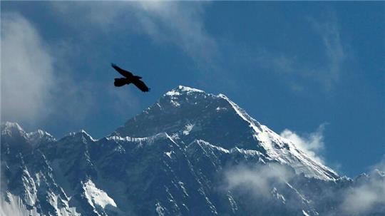 Die ersten Bergsteiger akklimatisieren sich bereits am Mount Everest.