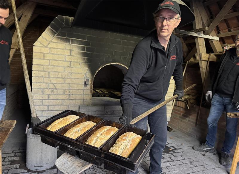 Der letzte Backtag in Agathenburg: Die Kunst, ein Höllenfeuer zu zähmen Die ersten Dinkelbrote kommen heiß aus dem Backofen.