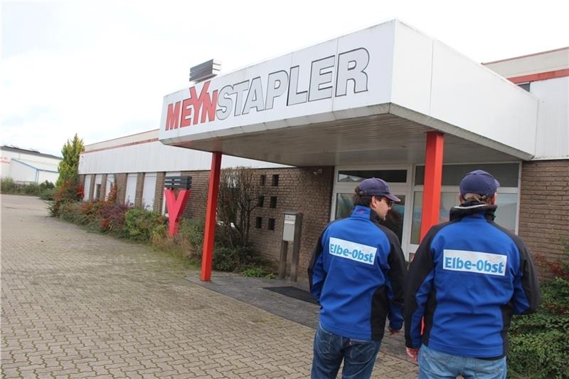Die ersten Elbe-Obst-Mitarbeiter nehmen die Meyn-Gebäude gegenüber schon mal in Augenschein. Der Umzug beginnt. Foto: Michaelis
