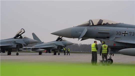 Die ersten Eurofighter der Luftwaffe sind am Montag auf dem Flughafen Lübeck gelandet.