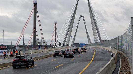 Die ersten Fahrzeuge fahren über die neue Leverkusener Brücke.