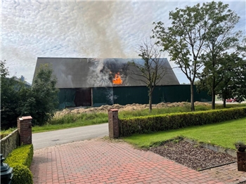 Die ersten Flammen lodern aus dem Dach der Scheune.