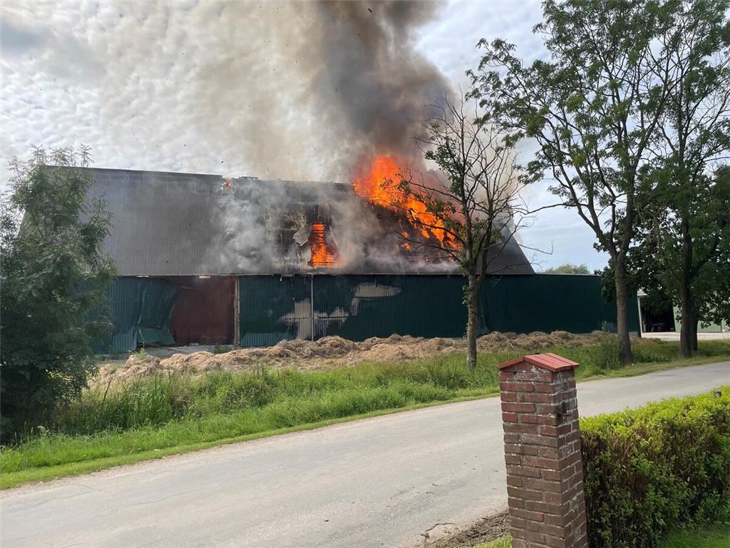 Die ersten Flammen lodern aus dem Dach der Scheune.