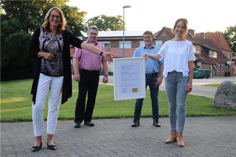 Die ersten Fördermittel auch für private Projekte fließen in die Dorfregion Burweg-Hechthausen. Darüber freuen sich (von links) Ute Kück (Gemeinde Burweg), Burwegs Bürgermeister Matthias Wolff, der neue Gemeindedirektor Martin Wist und die 