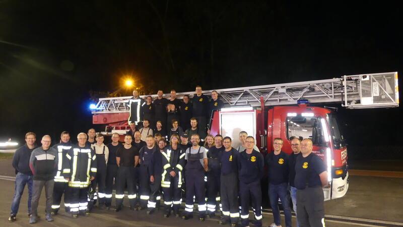 Drochtersens Feuerwehr hat endlich eine Drehleiter – aus Buxtehude Die ersten Fotos mit der neuen - gebrauchten - Drehleiter. Jetzt ist auch der letzte Stellplatz im neuen Drochterser Gerätehaus besetzt.