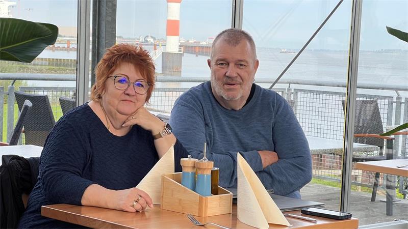 Neuer Elbblick: So sieht das Lokal jetzt auf Stadersand aus Die ersten Gäste: Ulla und Karl-Heinz Marx aus Gütersloh.