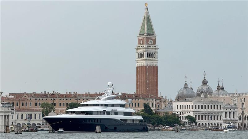 Krieg bringt Hochzeitspläne von Bezos durcheinander Die ersten Gäste sind schon da - eine Luxusjacht vor dem Markusplatz.