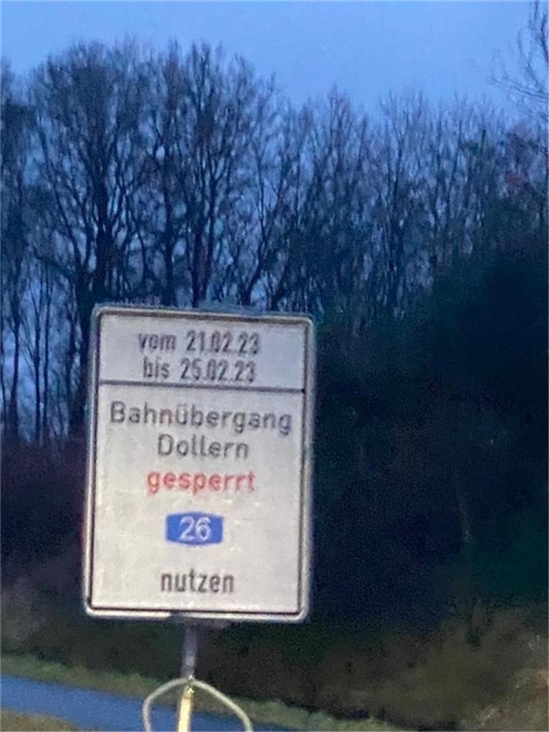Bahnübergang in Dollern bald dicht – Problem für Groß- und Schwerlastverkehr Die ersten Hinweisschilder stehen bereits an der B 73.
