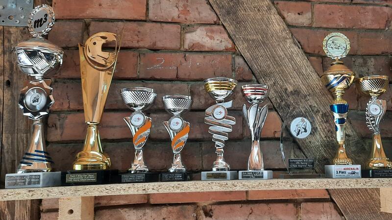 Schleizer Dreieck und Hockenheimring: Sein Hobby führt auf legendäre Rennstrecken Die ersten Pokale stehen schon da. „Auf der Straße fahre ich fast gar nicht mehr", sagt Daniel Stache.