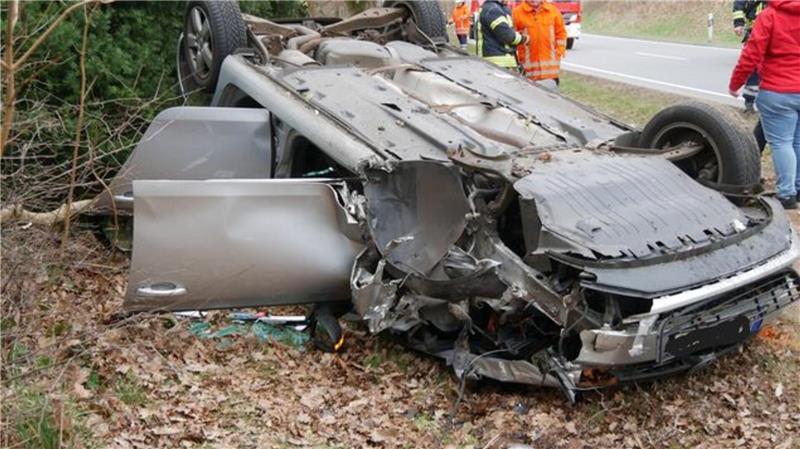 Die ersten Rettungskräfte an der Unfallstelle befreien die Fahrer und Beifahrerin aus ihrem Fahrzeug und übergeben sie zur Erstversorgung an den Rettungsdienst.