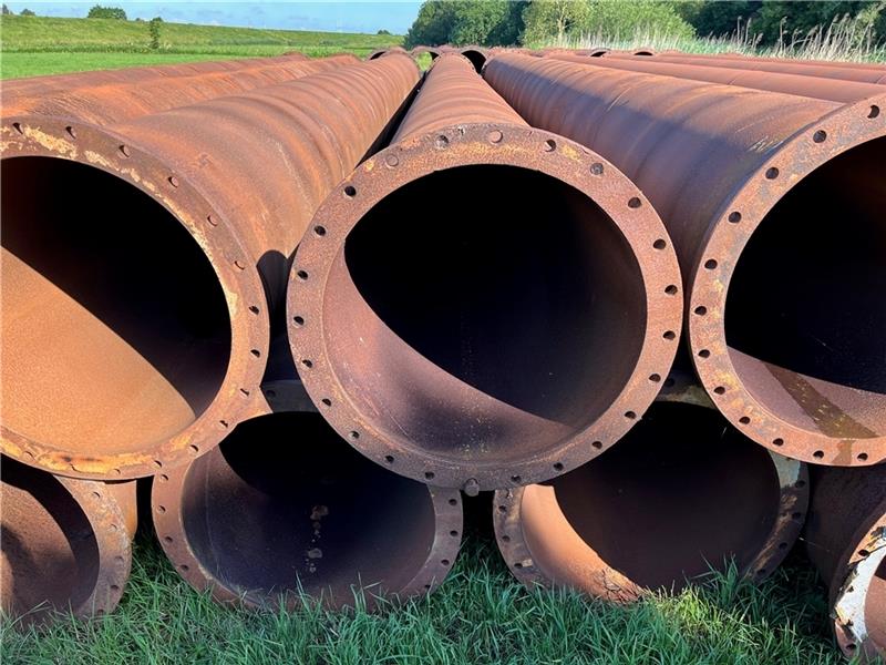 Die ersten S egmente der Spühlrohrleitung liegen am Deich.