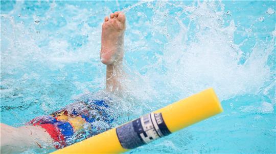 Die ersten Schwimmzüge fallen vielen Kindern schwer. (Symbolbild)