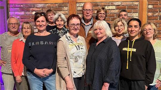Die ersten Sprachbrückenbauer bei ihrem ersten Treffen - mit den Koordinatorinnen Karin Lange-Rebehn und Karin Fischer (Dritte und Sechste von links).