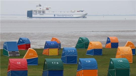 Die ersten Strandkabinen wurden aufgestellt und laden am Otterndorfer Grünstrand zum Schiffe-Gucken ein. Foto: Mangels