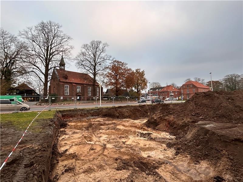 Die ersten Umrisse des neuen Gemeindehauses sind durch den Bodenaushub erkennbar. Foto: Klempow