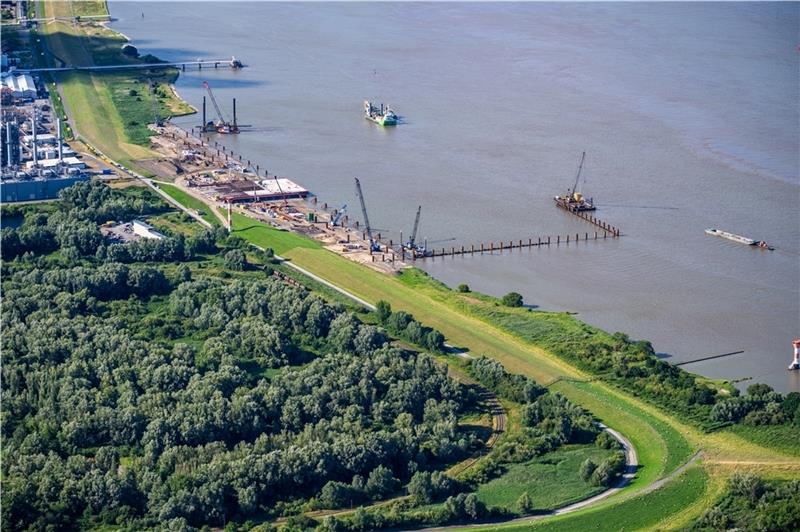 Aufruf zur Demo gegen LNG-Terminals Die ersten Umrisse des neuen Stader Energiehafens an der Elbe sind bereits zu erkennen. Foto: Elsen