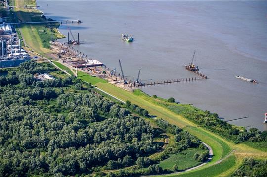 Die ersten Umrisse des neuen Stader Energiehafens an der Elbe sind bereits zu erkennen. Foto: Elsen