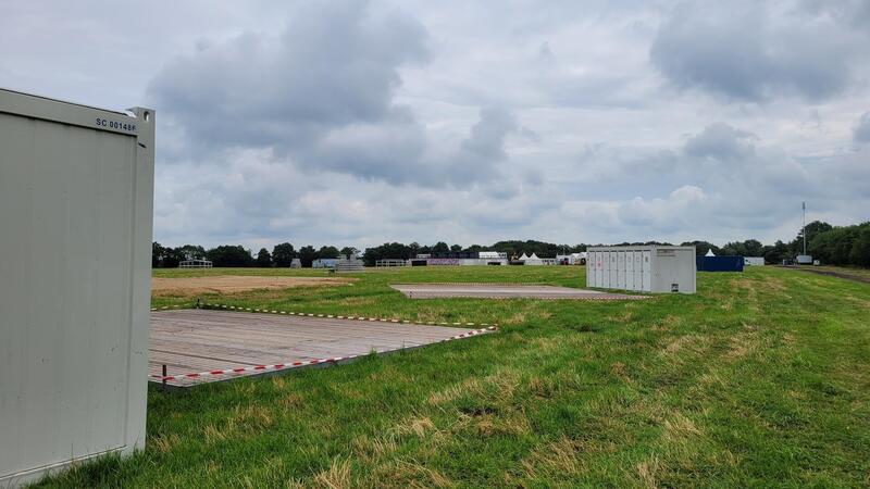 Die ersten WC-Anlagen auf dem Infield warten noch auf ihre endgültige Position.