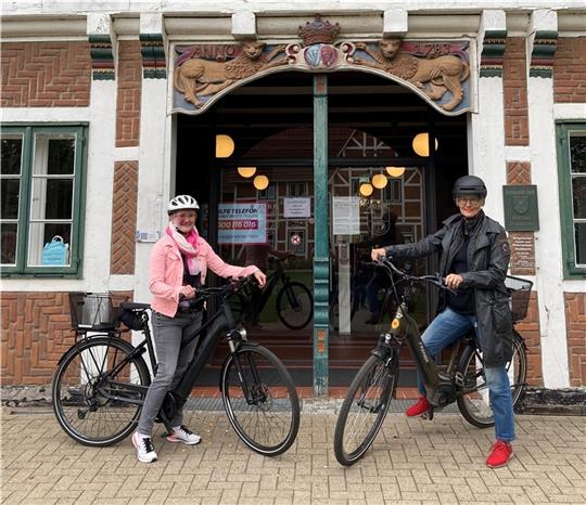 Die ersten beiden Mitarbeiterinnen der Gemeinde Jork, Carolin Schuster (links) und Birgit Rolf fahren mit dem E-Dienstrad täglich zur Arbeit. Foto: Gemeinde Jork