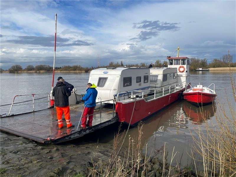 Ancampen auf der Elbinsel Lühesand – Niedersachsen bei Campern beliebt Die ersten beiden Wohnwagen stehen auf der Elbfähre und warten auf die Überfahrt. Fotos: Hellwig
