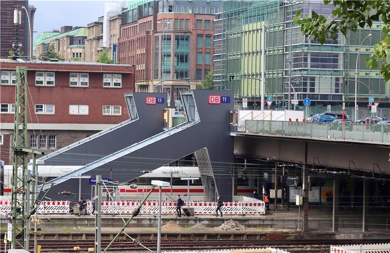 Die ersten beiden neuen Treppen von der Steintorbrücke zu den Bahnsteigen stehen. Foto: Lorenz