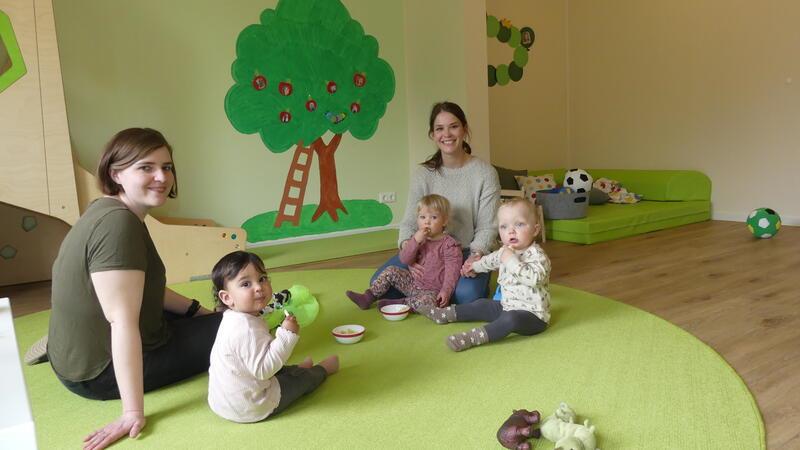 Die ersten vier Krippenkinder der "Apfelbande" sind da. Erzieherin Anne Hofmann (links) und die sozialpdagogische Assistentin Melina von Allwörden betreuen die Neuzugänge.