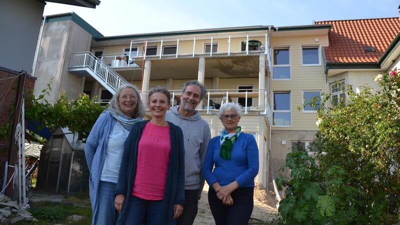 Haus der Horizonte: Projekt zum gemeinsamen Wohnen überwindet Anlaufschwierigkeiten Die ersten vier von neun Bewohnern: Birte Riel, Jutta Schüler, Frank Maier und Gertraud Beier. Die Wohnungen sind auf der Rückseite über die Außentreppen oder den Fahrstuhl (links) zu erreichen.