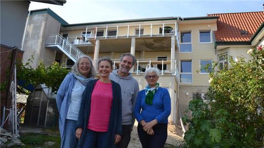 Die ersten vier von neun Bewohnern: Birte Riel, Jutta Schüler, Frank Maier und Gertraud Beier. Die Wohnungen sind auf der Rückseite über die Außentreppen oder den Fahrstuhl (links) zu erreichen.