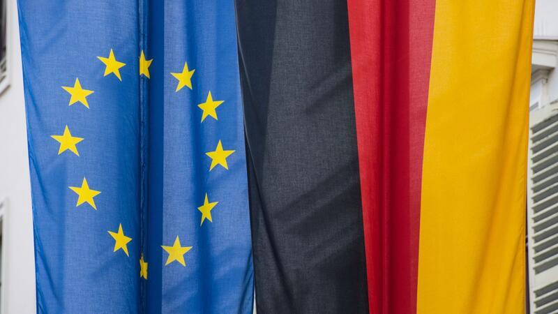 Die europäische und deutsche Flagge hängen nebeneinander.