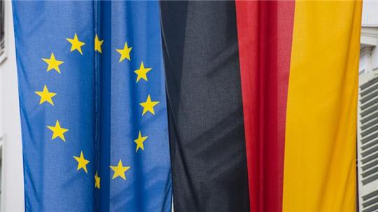 Die europäische und deutsche Flagge hängen nebeneinander.