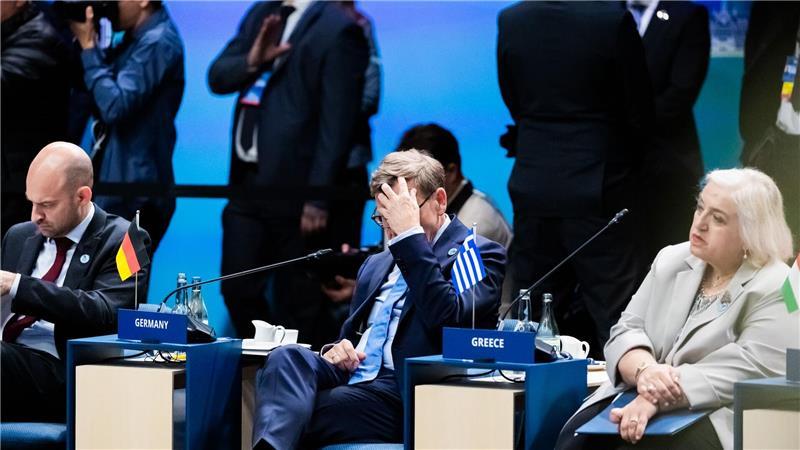 Die europäischen Alliierten müssen nun beraten, was sie Trump beim Gipfel anbieten können. Hier sind der deutsche Außenminister Johann Wadephul (CDU, M) und seine Kollegen aus Frankreich und Griechenland zu sehen.