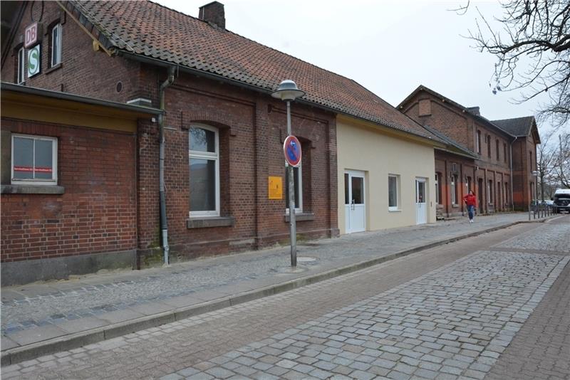 Die farbliche Gestaltung des sanierten Gebäudeteils am Buxtehuder Bahnhof hatte für Diskussionen gesorgt. Foto: Stephan