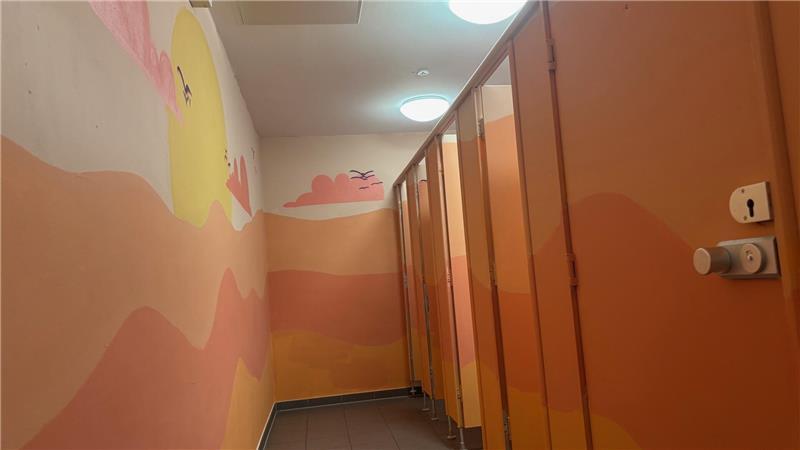 Schluss mit Ekel: Die IGS in Buxtehude hat jetzt eine „Sahnetoilette“ Die farbliche Gestaltung weckt Assoziationen an den Sonnenuntergang: So sieht die Mädchentoilette an der IGS Buxtehude aus.