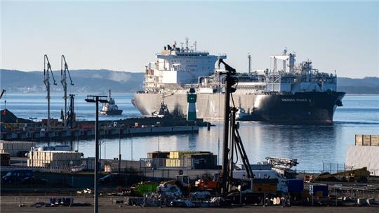 Die fast 300 Meter lange „Energos Power“ läuft begleitet von Schleppern in den Hafen von Mukran ein.