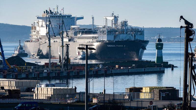 Die fast 300 Meter lange „Energos Power“ läuft begleitet von Schleppern in den Hafen von Mukran ein.