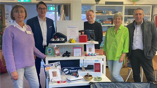 Die feierliche Eröffnung mit Büchereileitung Petra Abel, Michael Senf (Sparkasse), Tim Siol (Verwaltung), Gisela Kleinschnittger und Samtgemeindebürgermeister Timo Gerke (von links).