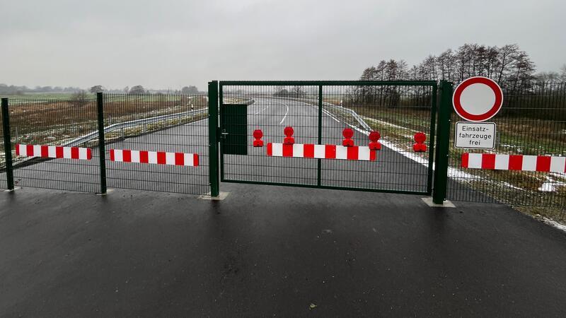 Die fertige Autobahnanschlussstelle Buxtehude: Benutzen dürfen die Auffahrt nur Polizei, Feuerwehr und Rettungskräfte.