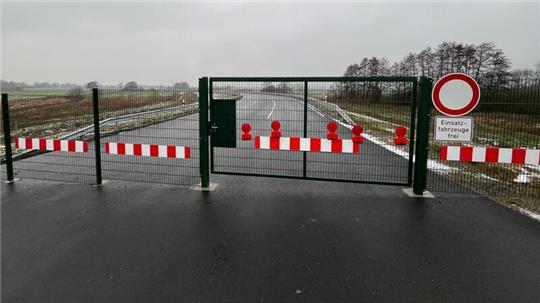 Die fertige Autobahnanschlussstelle Buxtehude: Benutzen dürfen die Auffahrt nur Polizei, Feuerwehr und Rettungskräfte.