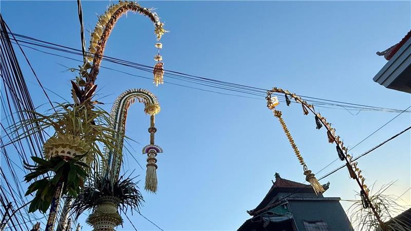 „Galungan“-Fest: Bali feiert die Rückkehr der Ahnen Die festlich geschmückten Penjor symbolisieren Wohlstand und Dankbarkeit.