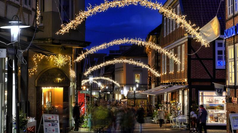 Die festlichen Lichter sollen bis Mitte Februar installiert bleiben.