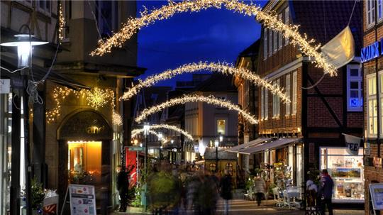 Die festlichen Lichter sollen bis Mitte Februar installiert bleiben.